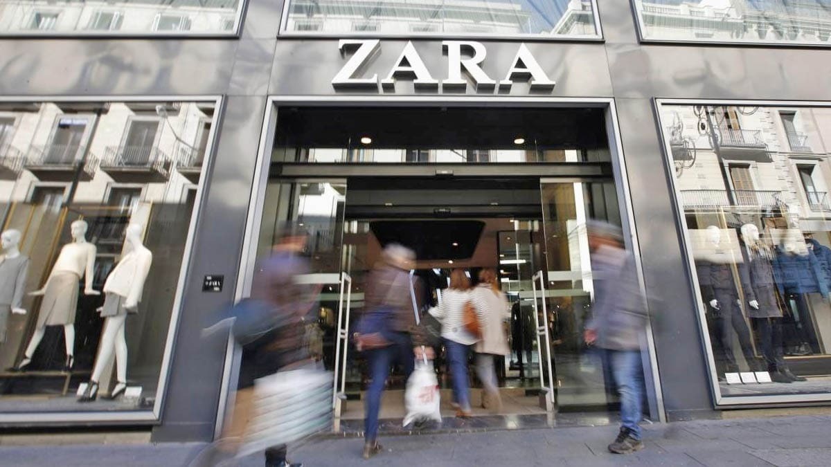 Zara acaba con el frío con un abrigo para mujeres con clase que visten casual-urbano