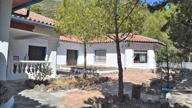 La casa en venta en la provincia de Málaga con más habitaciones: establo, piscina, pista de tenis y baloncesto