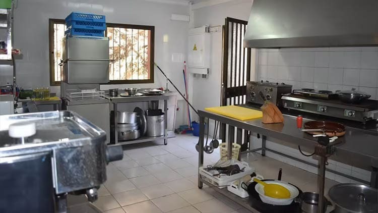 La casa en venta en la provincia de Málaga con más habitaciones: establo, piscina, pista de tenis y baloncesto