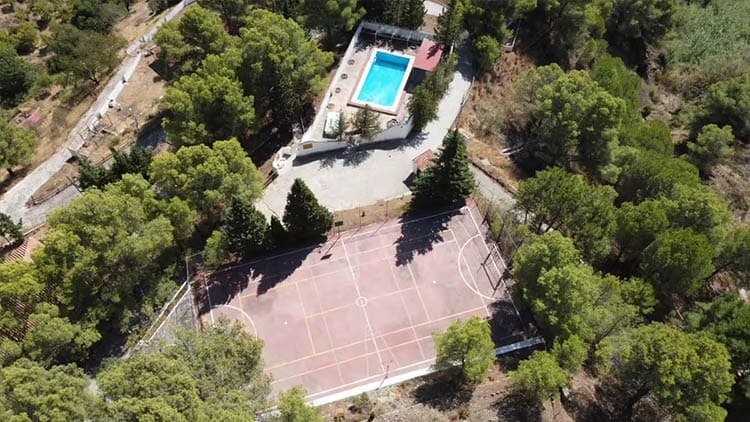 La casa en venta en la provincia de Málaga con más habitaciones: establo, piscina, pista de tenis y baloncesto