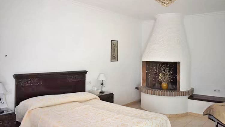 La casa en venta en la provincia de Málaga con más habitaciones: establo, piscina, pista de tenis y baloncesto