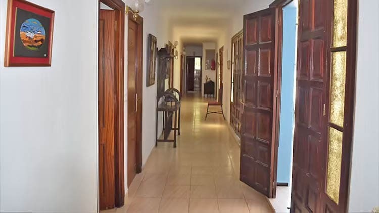 La casa en venta en la provincia de Málaga con más habitaciones: establo, piscina, pista de tenis y baloncesto