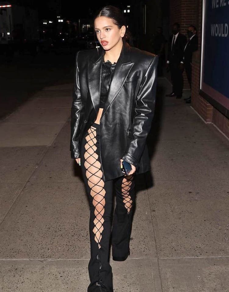 La chaqueta de piel de Rosalía arrasa en Massimo Dutti en ventas