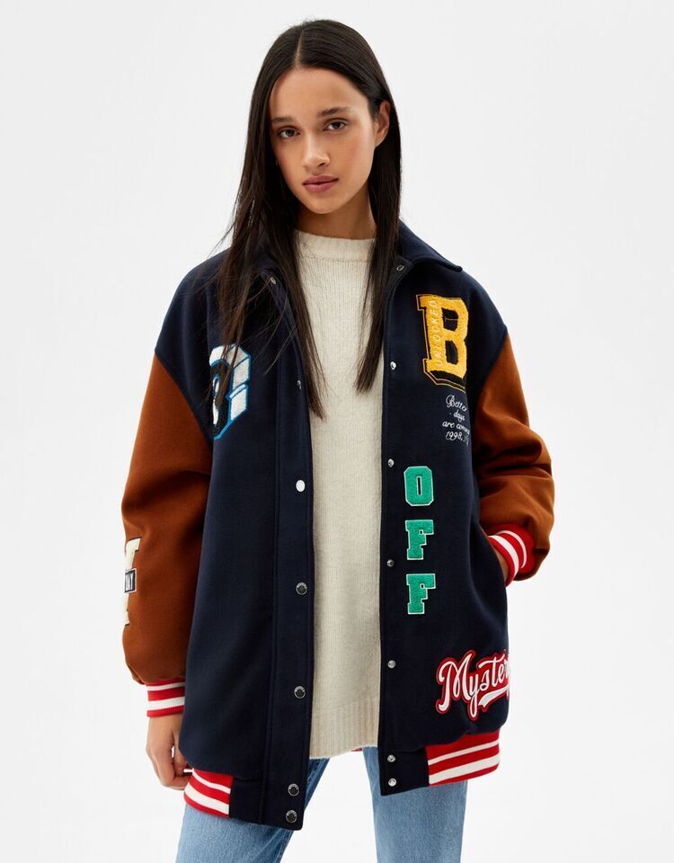 Bershka lanza un abrigo de beisbol que puso de moda Lady Di y ahora llevan las estrellas de Hollywood