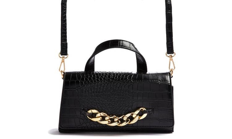 Bolso bandolera negro de piel sintética con detalle de cadena gruesa