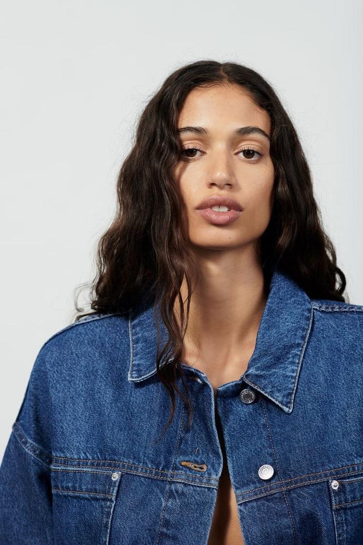 Rosalía y su nuevo look vaquero que encuentras en Zara a precio reducido: ideal para regalo