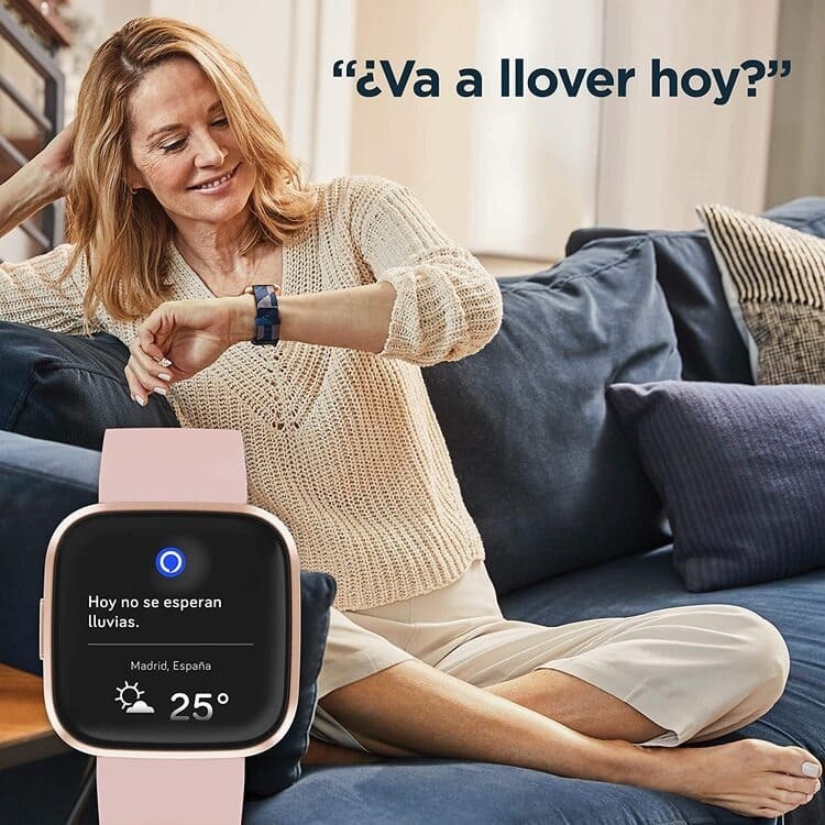 Smartwatch con Alexa
Lo que más llama la atención de esta pulsera inteligente es que trae control por voz de Alexa. Puedes pedirle que te diga las noticias, el tiempo actual o configurar cualquier recordatorio o alarma. Si ya tienes los dispositivos Alexa del hogar Echo Dot puedes seguir controlando tus luces, tus cámaras de seguridad y tus televisores desde tu reloj Fitbit.