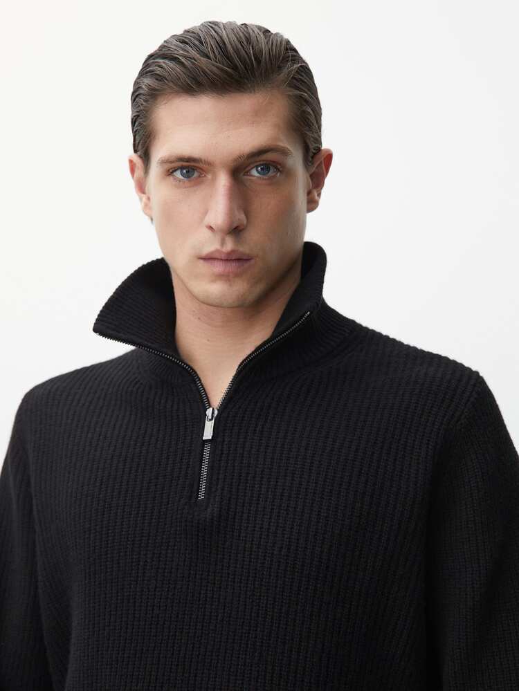 El jersey de Antonio Banderas con el que Massimo Dutti arrasa en ventas: ideal para invierno y primavera