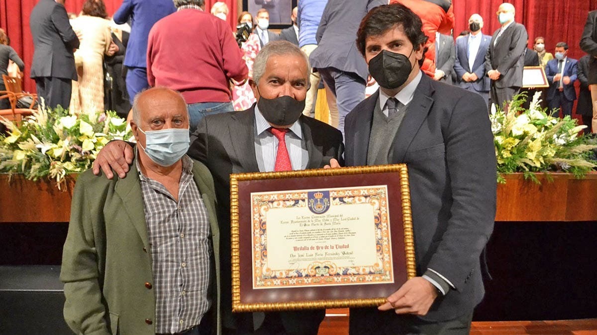 3 Con su hijo y Pepe Muñoz