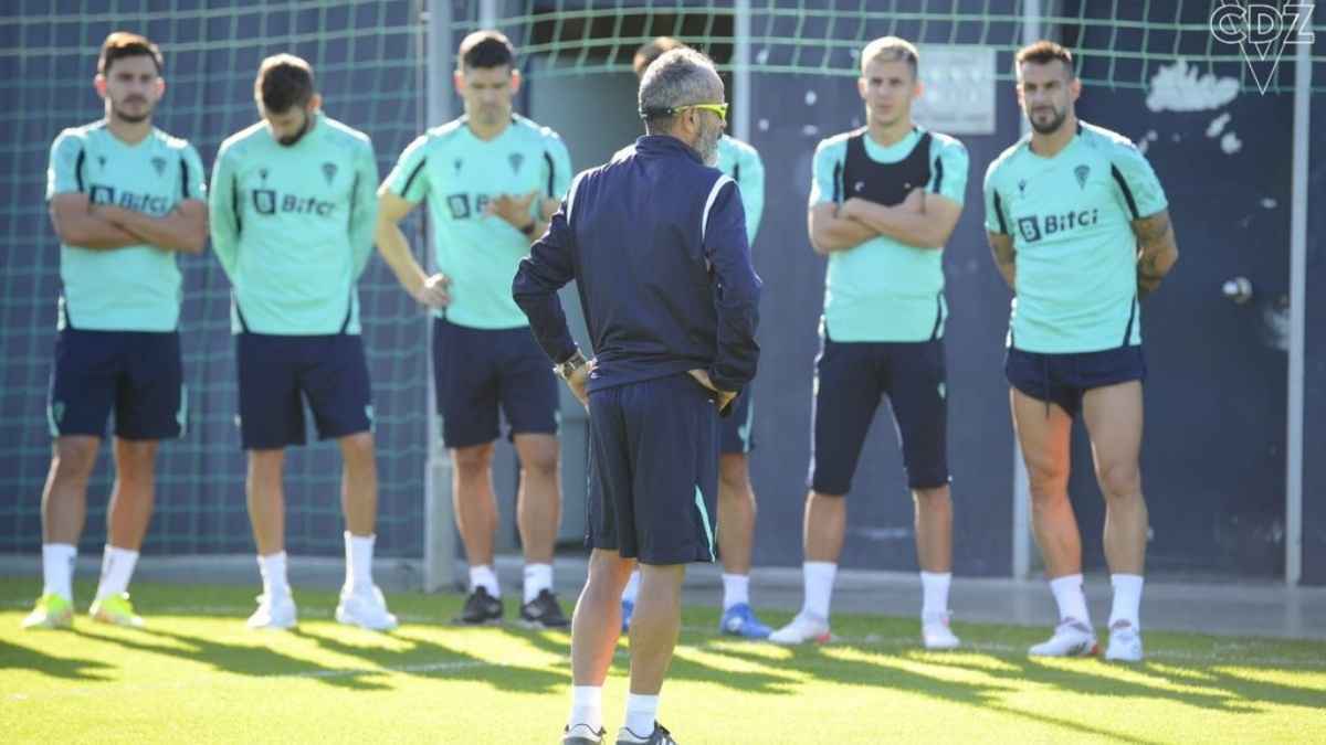 Álvaro Cervera dirige una sesión de entrenamiento del Cádiz CF