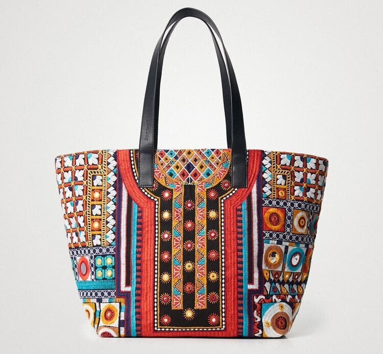 Desigual arrasa a Zara con 3 coloridos bolsos en rebajas: 50% de descuento
