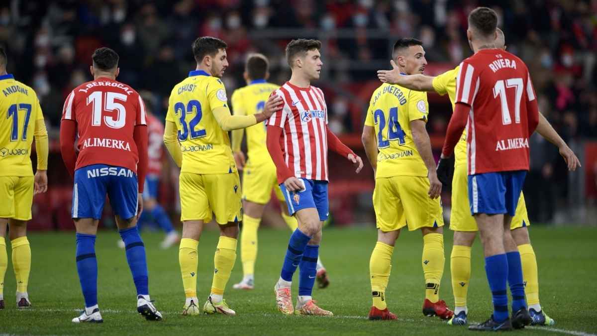 Fede San Emeterio, atento a las marcas en una acción defensiva