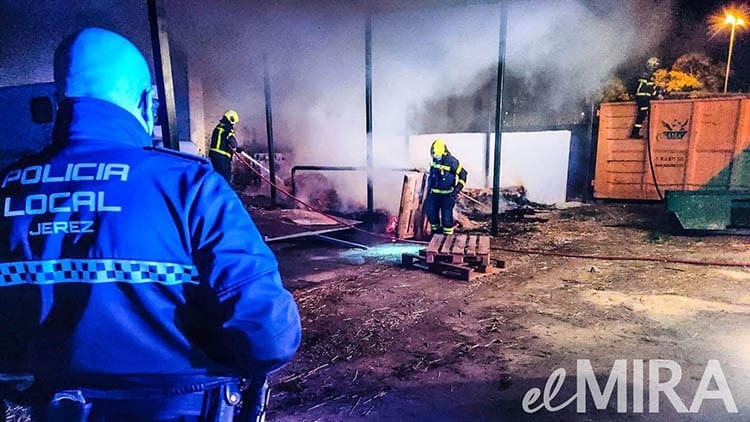 Un pirómano anda desatado por Jerez provocando el caos en la ciudad