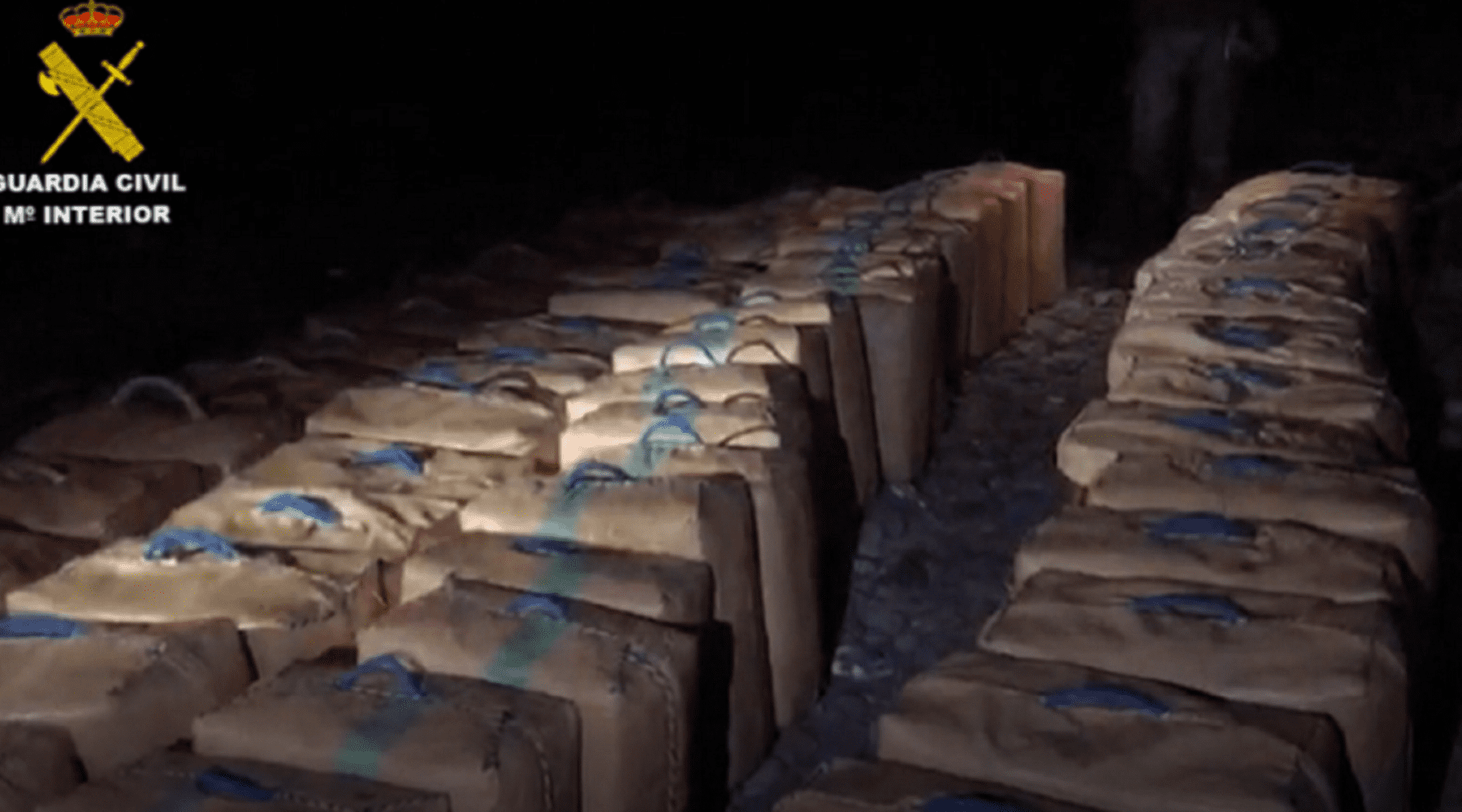 Incautan en Almería 3.300 kilos de hachís en un alijo en la playa de Los Escullos