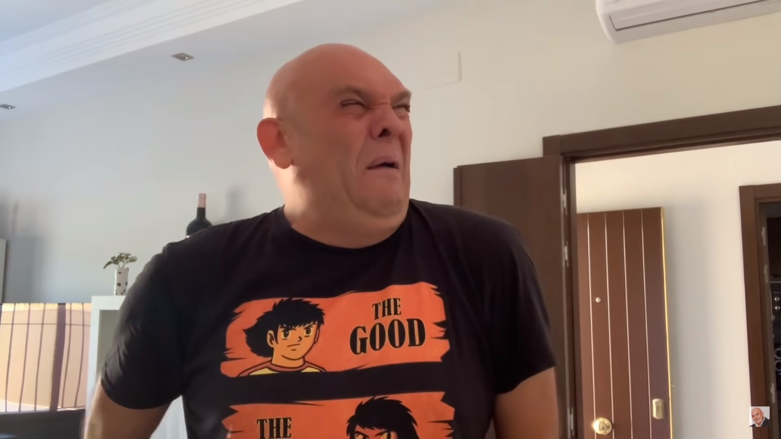 El Comandante Lara la lía con el chiste del hombre de la mala suerte