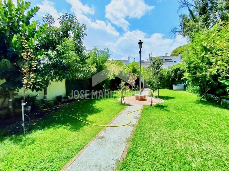 La casa unifamiliar en venta más imponente con jardín gigante de Jerez es una locura