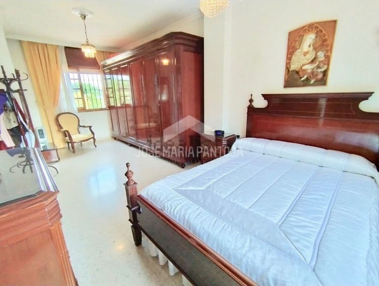 La casa unifamiliar en venta más imponente con jardín gigante de Jerez es una locura