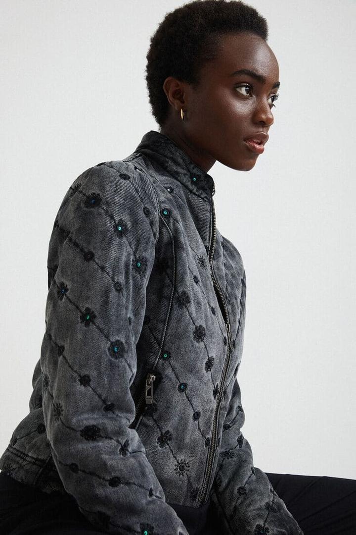 Desigual arrasa en rebajas con 4 cazadoras con las que no pasar desapercibida: 50% de ahorro