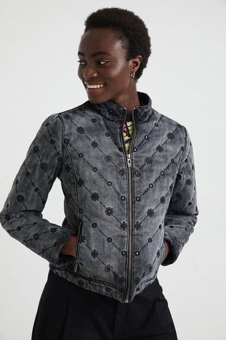 Desigual arrasa en rebajas con 4 cazadoras con las que no pasar desapercibida: 50% de ahorro