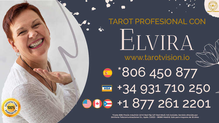 Fashionable Spanish tarot reader