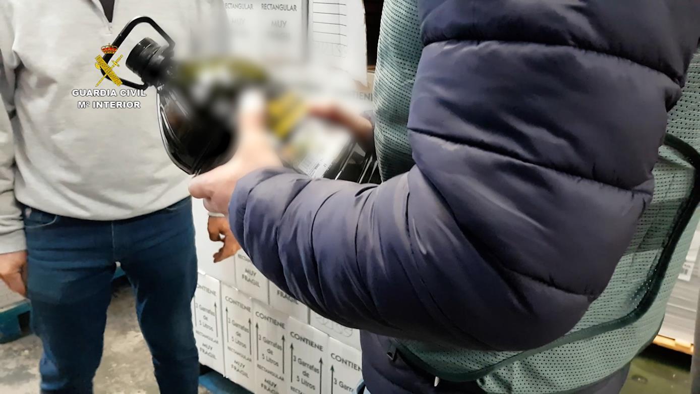 
<p>La organización pretendía introducir más de 50.000 litros en el mercado</p>
<p>   SEVILLA, 18 (EUROPA PRESS)</p>
<p>   La Guardia Civil de Sevilla ha desmantelado en la provincia una red dedicada a introducir grandes partidas de aceite a granel en el mercado, con un 