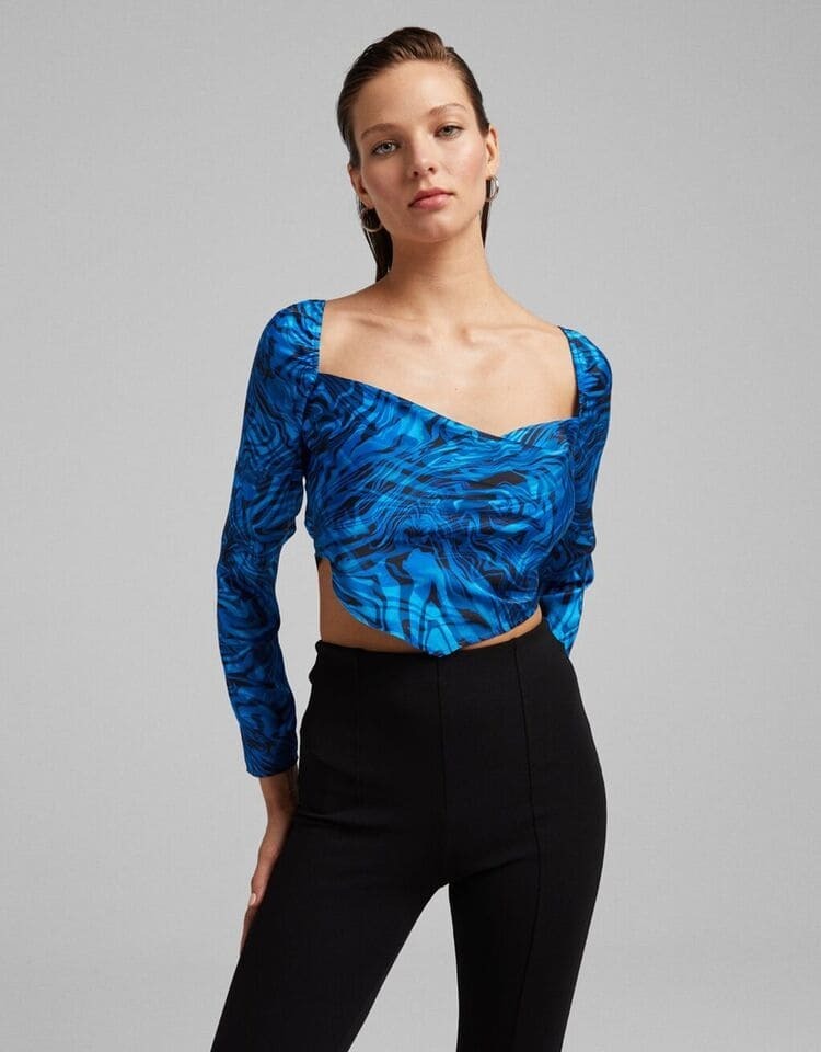 Blusa satinada efecto pañuelo azul