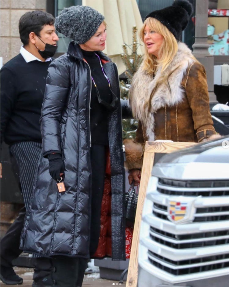 El abrigo de plumas de Melanie Griffith arrasa en las rebajas de Mango: 33% de descuento