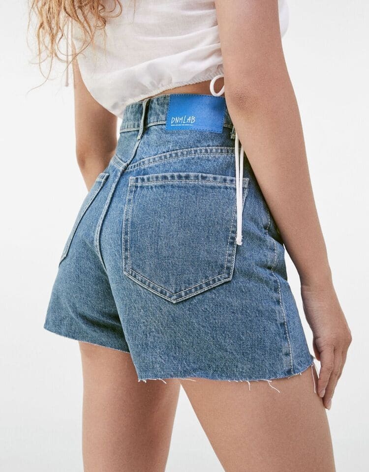 Bershka lanza en rebajas el pantalón vaquero corto que María Pedraza luce en enero: menos de 30 euros