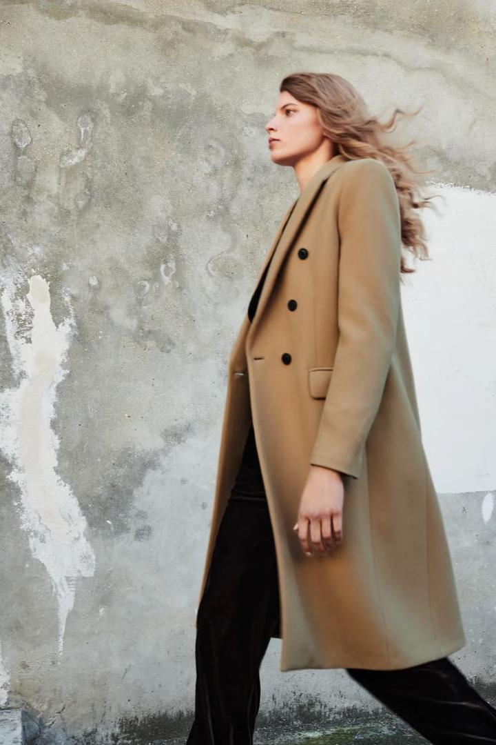 El abrigo del que está enamorada Ester Expósito está en Zara: elegante y rebajado al 45%