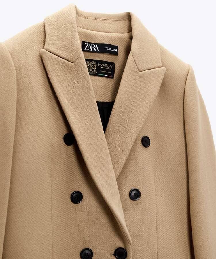 El abrigo del que está enamorada Ester Expósito está en Zara: elegante y rebajado al 45%