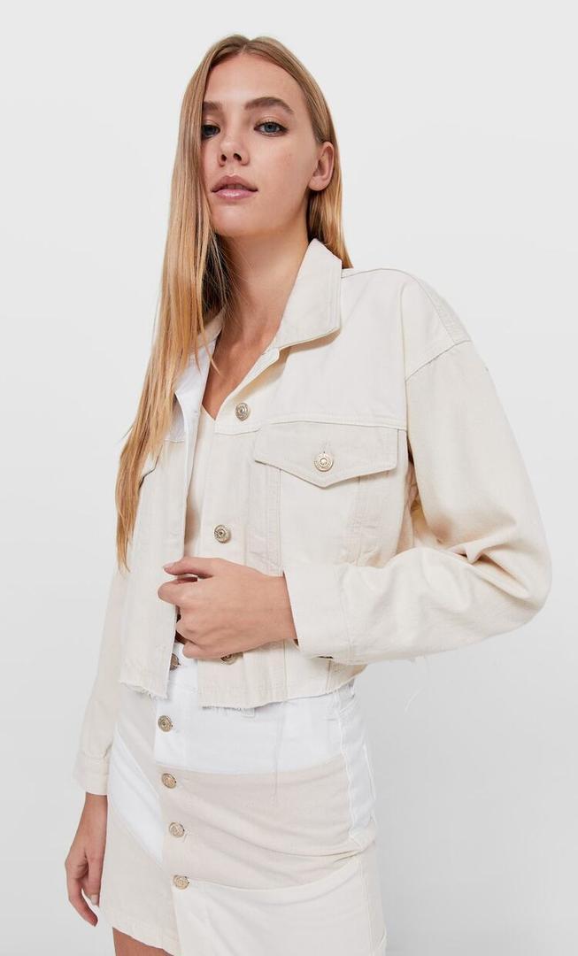 Ir a la moda como Andrea Martínez y su espectacular cazadora se hace posible en Stradivarius: menos de 30 Euros