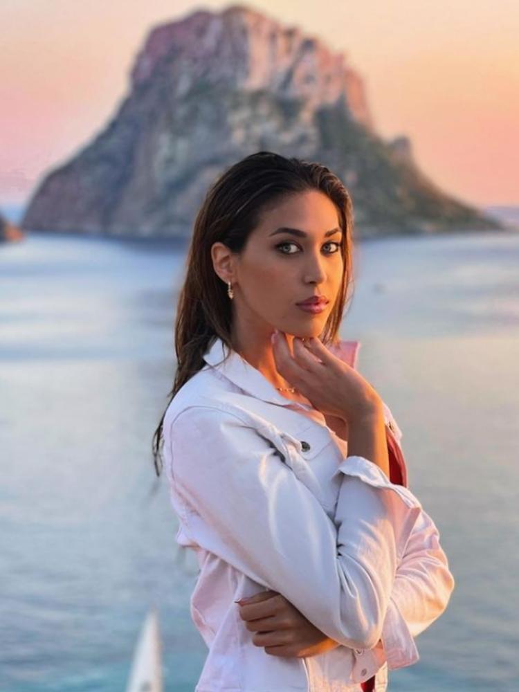 Ir a la moda como Andrea Martínez y su espectacular cazadora se hace posible en Stradivarius: menos de 30 Euros