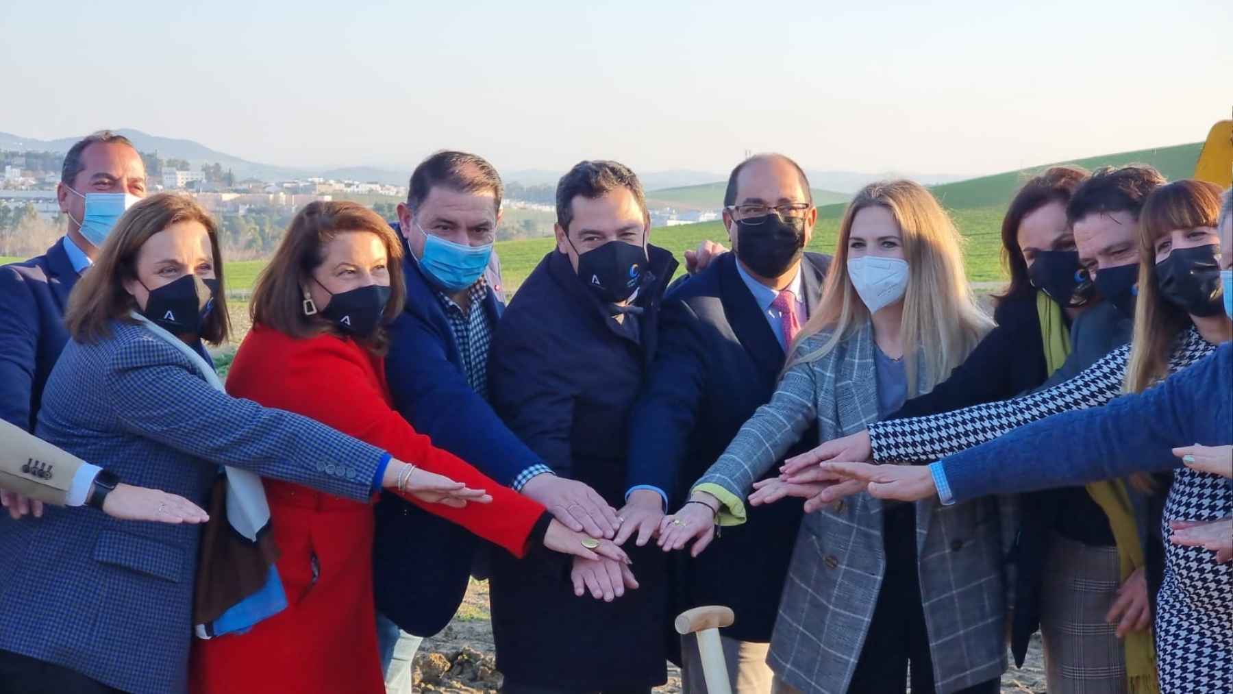 Juanma Moreno coloca la primera piedra de la planta de compostaje de Villamartín | Jesús Catalán