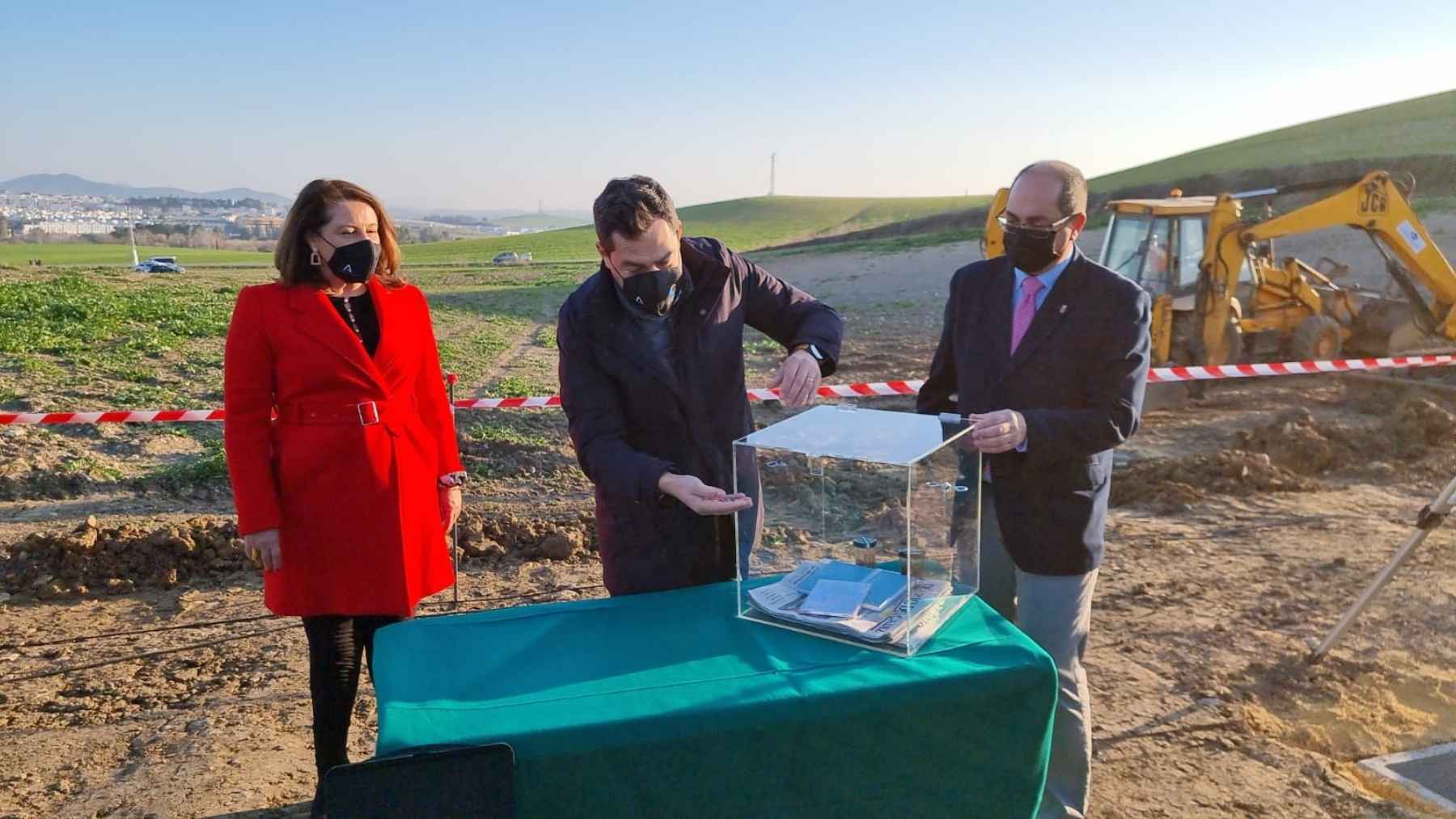 Juanma Moreno coloca la primera piedra de la planta de compostaje de Villamartín | Jesús Catalán