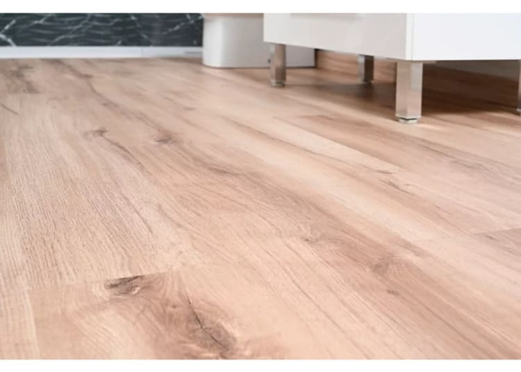 Leroy Merlin tira el suelo por la ventana con esta completa promoción de parqué: apto para salón, baños y cocinas