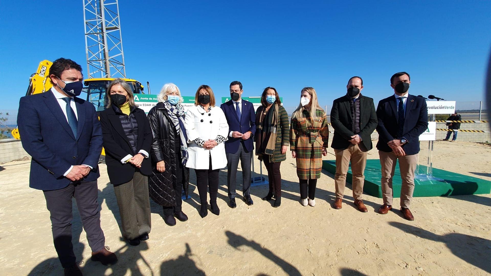 Juanma Moreno, junto a los representantes políticos que acudieron al acto | Jesús Catalán