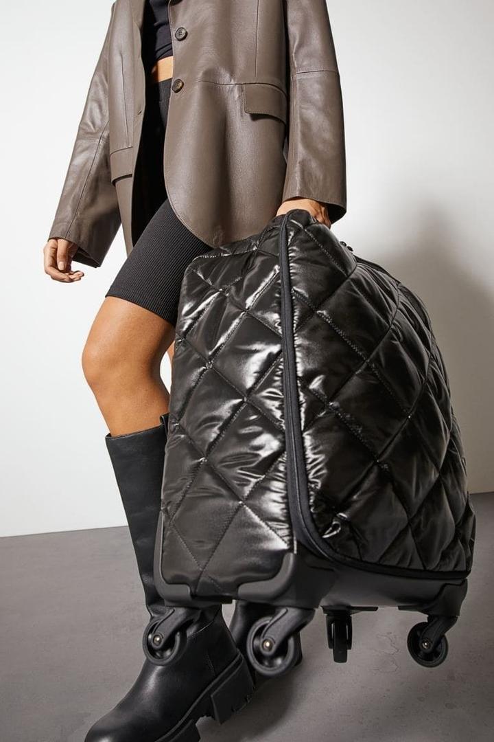 La maleta de equipaje que parece un abrigo de H&M es lo más deseado para viajar: es tan blandita