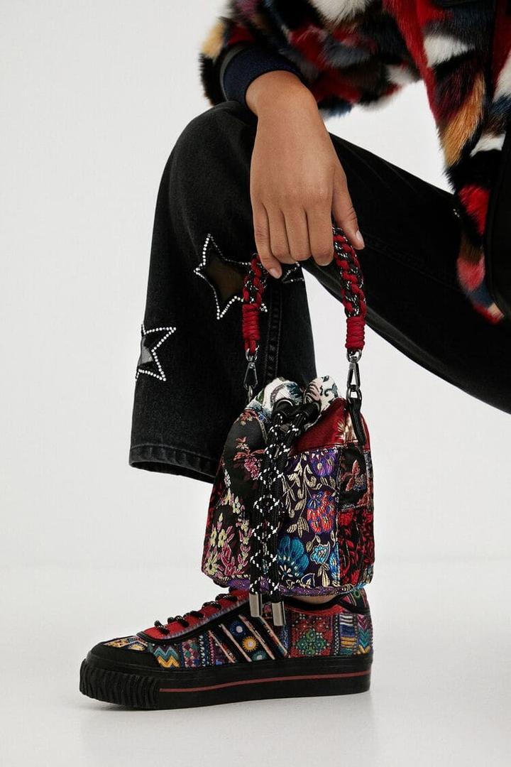 Las rebajas de Desigual rompen moldes con 5 bolsos que arrastran el estilo de moda casual al atrevimiento