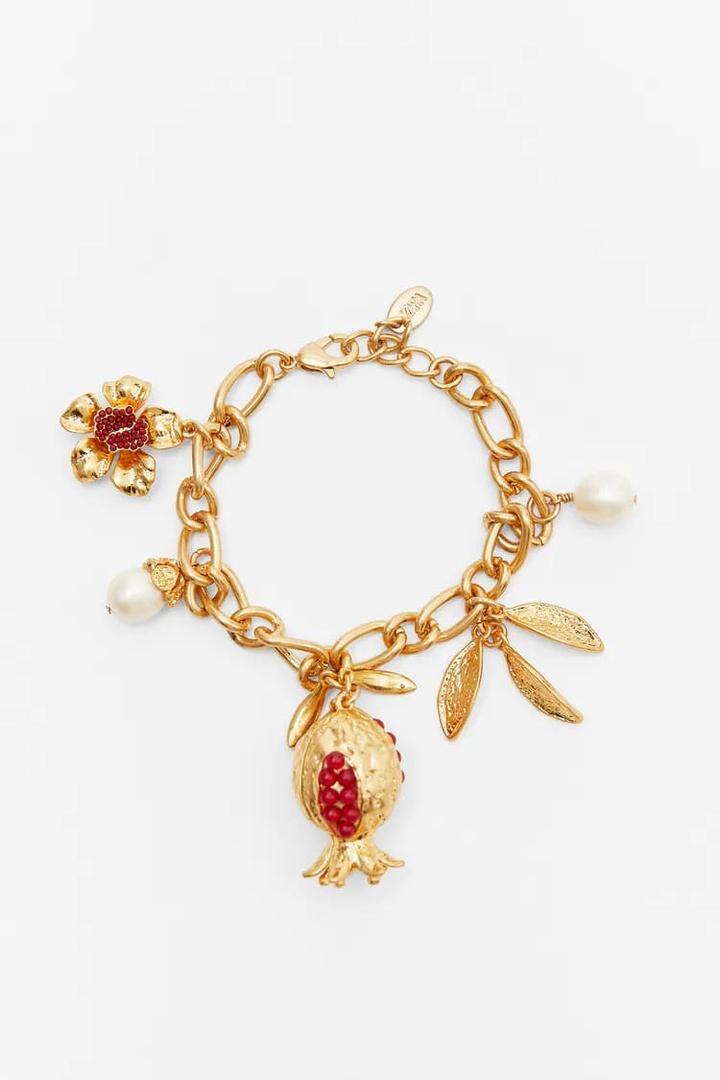 arka liso con capucha de niña con dos bolsillos delanteros y cierre de cremallera. Estampado de dibujos. Interior de tacto suave. Capucha no desmontable. Tejido repelente al agua. Relleno poliéster reciclado. Poliéster:100%