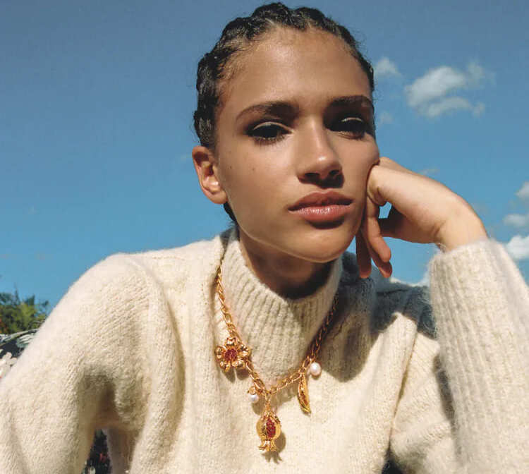 arka liso con capucha de niña con dos bolsillos delanteros y cierre de cremallera. Estampado de dibujos. Interior de tacto suave. Capucha no desmontable. Tejido repelente al agua. Relleno poliéster reciclado. Poliéster:100%