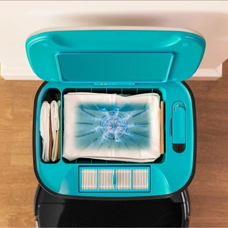 El robot aspirador se vacía sólo mientras se carga con una base imprescindible por la que pelean Alcampo, Media Markt y Amazon