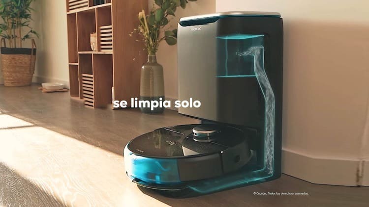 El robot aspirador se vacía sólo mientras se carga con una base imprescindible por la que pelean Alcampo, Media Markt y Amazon