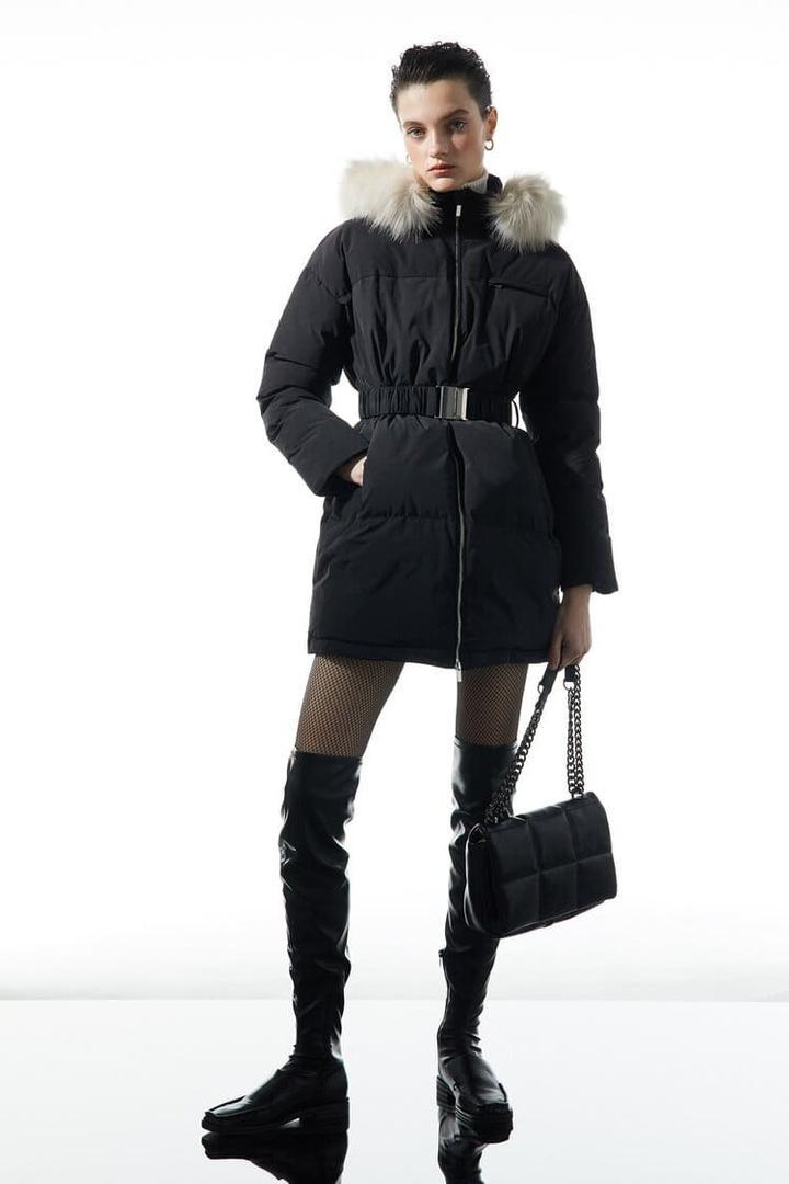 Parka acolchada con capucha y cuello de pelo desmontable con cremallera. Manga larga y cierre de cremallera. Botones a presión. Bolsillos laterales.