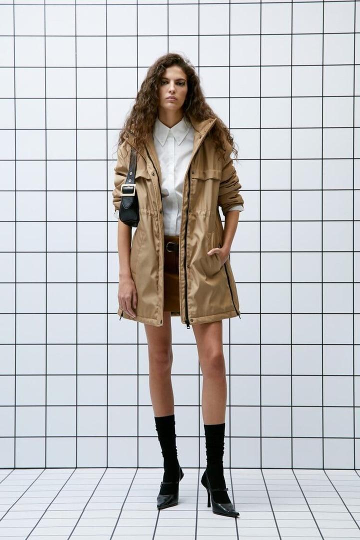 Parka acolchada con capucha y cuello de pelo desmontable con cremallera. Manga larga y cierre de cremallera. Botones a presión. Bolsillos laterales.