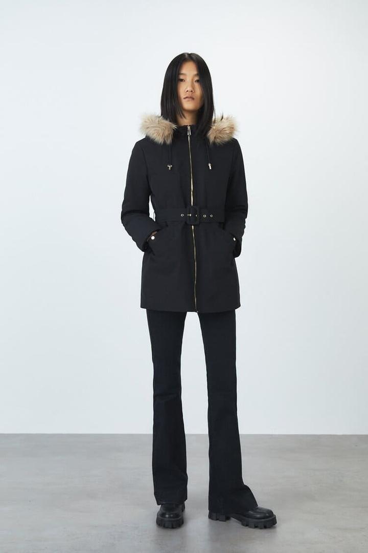 Parka acolchada con capucha y cuello de pelo desmontable con cremallera. Manga larga y cierre de cremallera. Botones a presión. Bolsillos laterales.