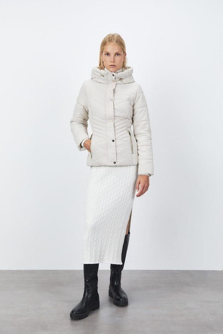 Parka acolchada con capucha y cuello de pelo desmontable con cremallera. Manga larga y cierre de cremallera. Botones a presión. Bolsillos laterales.