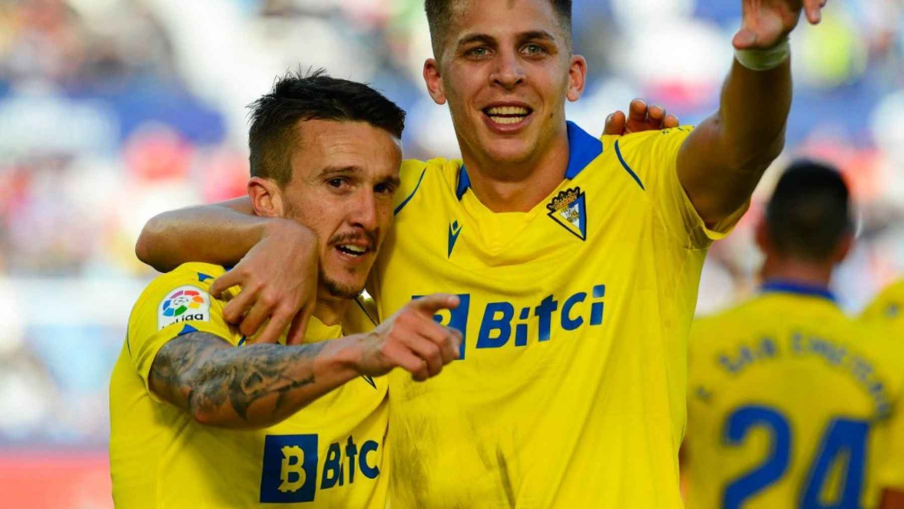 Salvi Sánchez e Iván Alejo celebran el segundo tanto del Cádiz CF