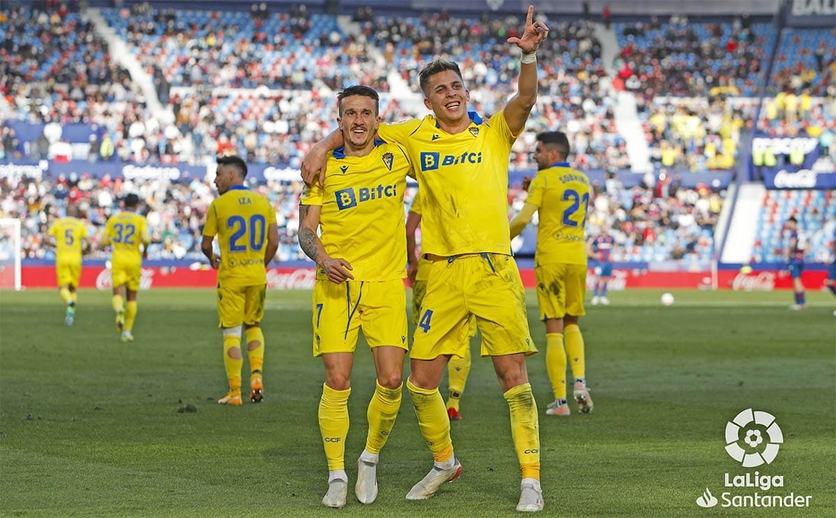 Salvi Sánchez e Iván Alejo celebran el segundo gol en la victoria del Cádiz CF ante el Levante UD y vuelta a creer en LaLiga