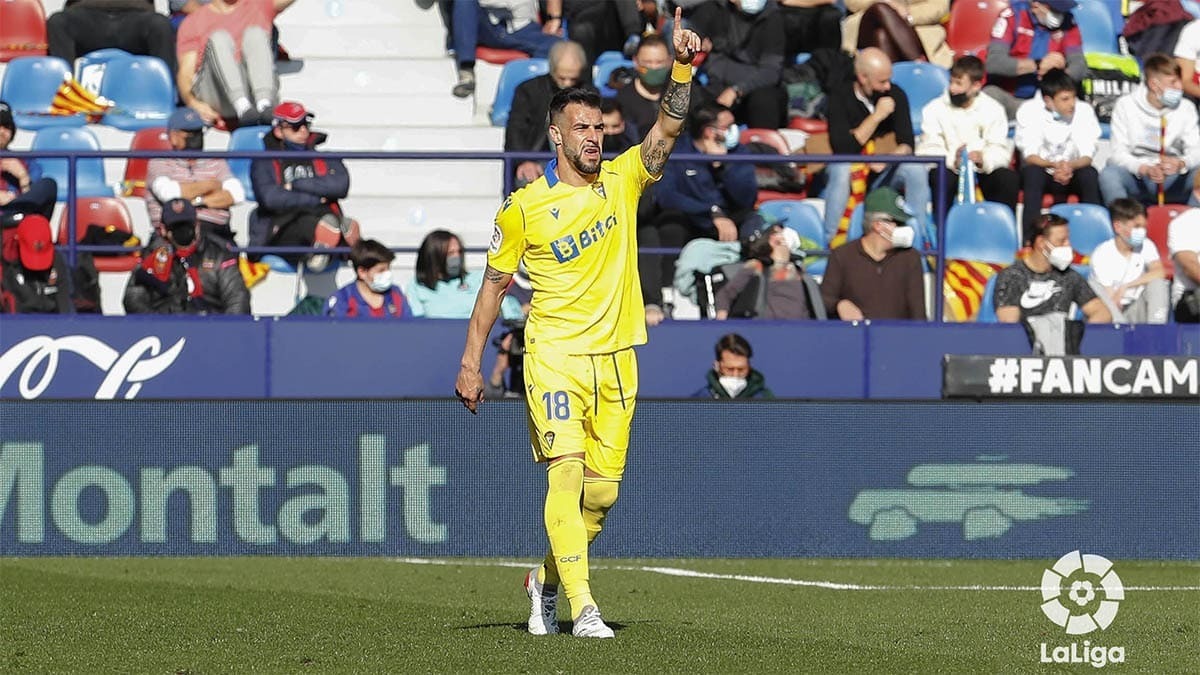 Álvaro Negredo marca el primer gol en la victoria del Cádiz CF ante el Levante UD y vuelta a creer en LaLiga