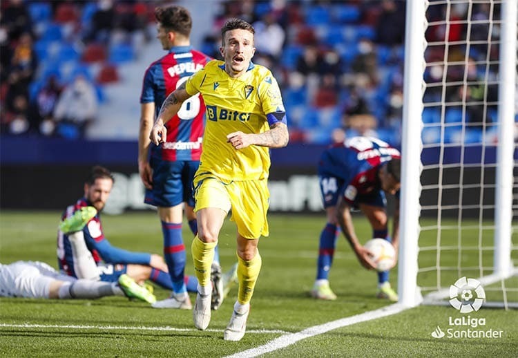 Salvi Sánchez marca el segundo gol en la victoria del Cádiz CF ante el Levante UD y vuelta a creer en LaLiga